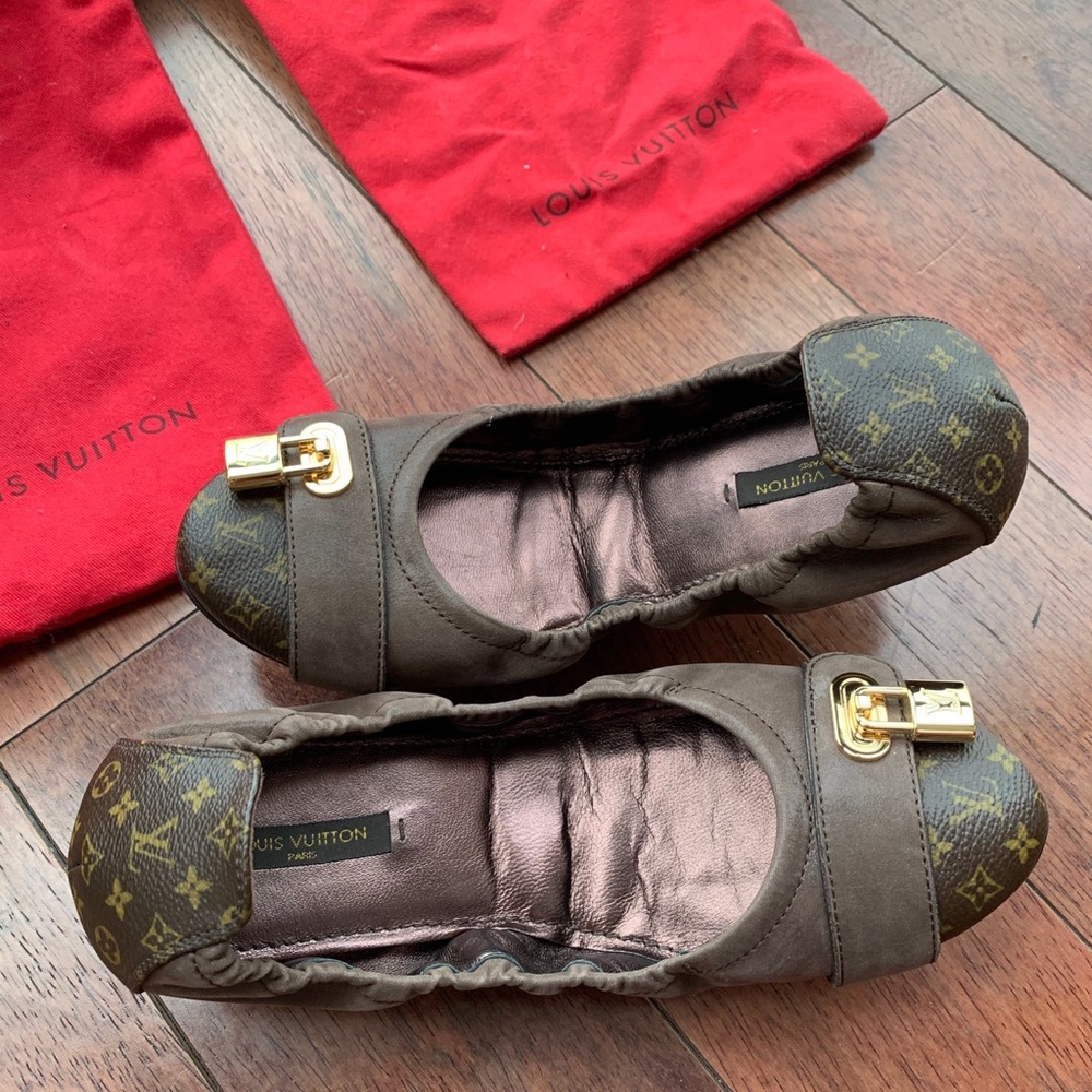 NEW! Louis Vuitton Monogram flats with Gold Lock - Picture 4 of 7
